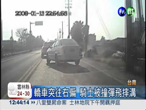 轎車超車突右偏 騎士撞電桿摔溝