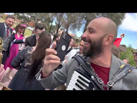 IZLEGUVANJE NA NEVESTATA  OD DOMA I ODENJE VO CRKVA SO MAKEDONSKA SVADBARSKA MIZIKA-