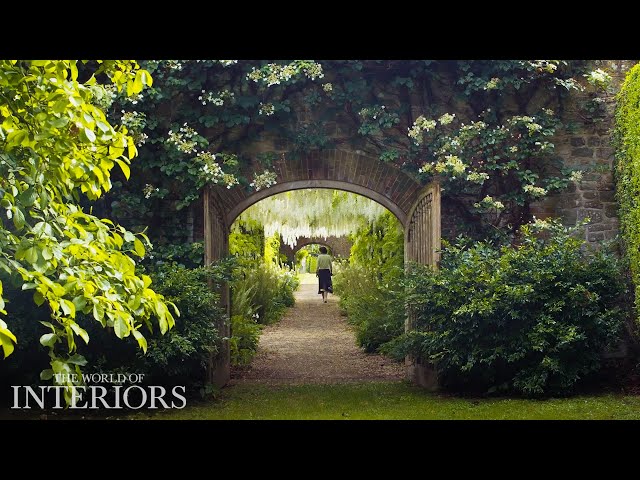 Vídeo relacionado con Adventures in Eden: An Intimate Tour of the Private Gardens of Europe