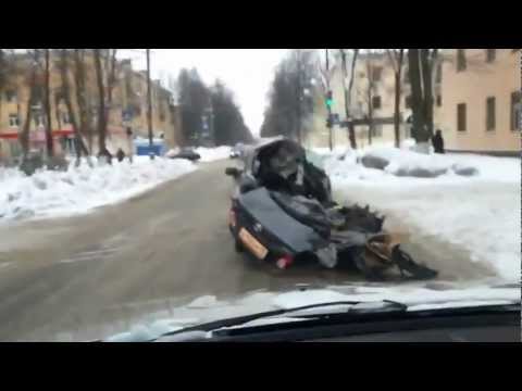  Pijany rosyjski kierowca ucieka połową samochodu.