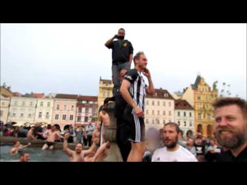 Dynamo České Budějovice - oslava postupu do ligy v kašně, 2019