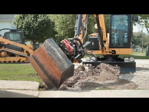Cat® TRS6 Tiltrotator and Bucket at Work