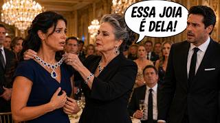 Meu marido riu do meu vestido simples na festa da empresa. Então minha sogra tirou a joia do pescoço