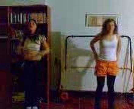 Andrea y Jade bailando