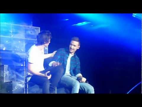 1D TMH Tour FRONT ROW - Harry and Liam cuddling (24/02/13)
