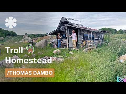 Lo desalojaron. Luego convirtió su casa abandonada en el paraíso de los trolls.