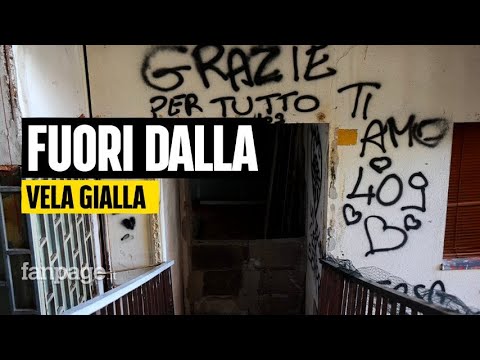 Scampia, gli abitanti fuori dalla Vela Gialla: "Difficile lasciare questo posto, ma è pericoloso"