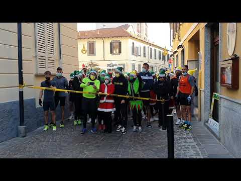 Duecento Babbi Natale giallo-verdi di corsa per Legnano con la Runt’Ambroeus