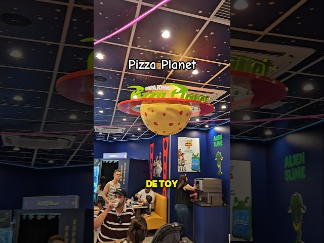 Vídeo relacionado con Disney PIXAR Toy Story Pizza Planet Delivery Service Red Sudadera con Capucha