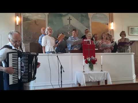 250606 Olle Ekstedt och en sånggrupp i Björkenäs - Jag aldrig har ångrat...