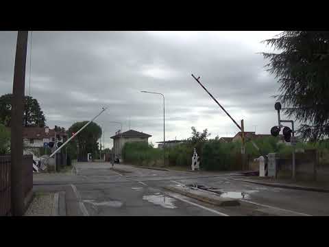 Passaggio a livello con semibarriere di via Peschiera - Udine / Level crossing / Paso a nivel