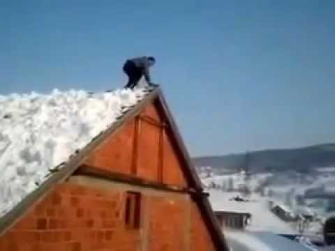 Tenton te bej vetvrasje duke kercyer nga kulmi i shtepis