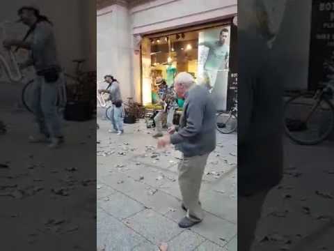 abuelo baila cumbia  La pollera colorada en Barcelona y pasa esto !!!