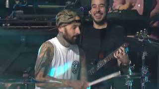 Download lagu Linkin Park feat Travis Barker - Bleed It Out mp3