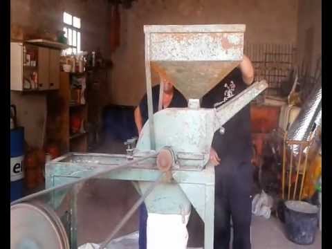 MOLIENDO CEBADA EN GALLINERO DE RIOJA