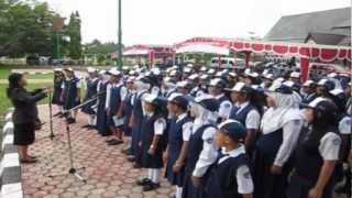 preview picture of video 'Lagu Isen Mulang - Paduan Suara SMPN 1 Selat Kuala Kapuas'