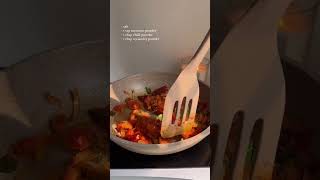 Download lagu Pichi Potta Kozhi | Tamil style shredded chicken roast | South Indian chicken recipe #shorts mp3