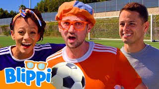 Blippi Joga um amistoso contra Chicharito! ⚽ Blippi em Português 🟠 Vídeos de Futebol para Crianças