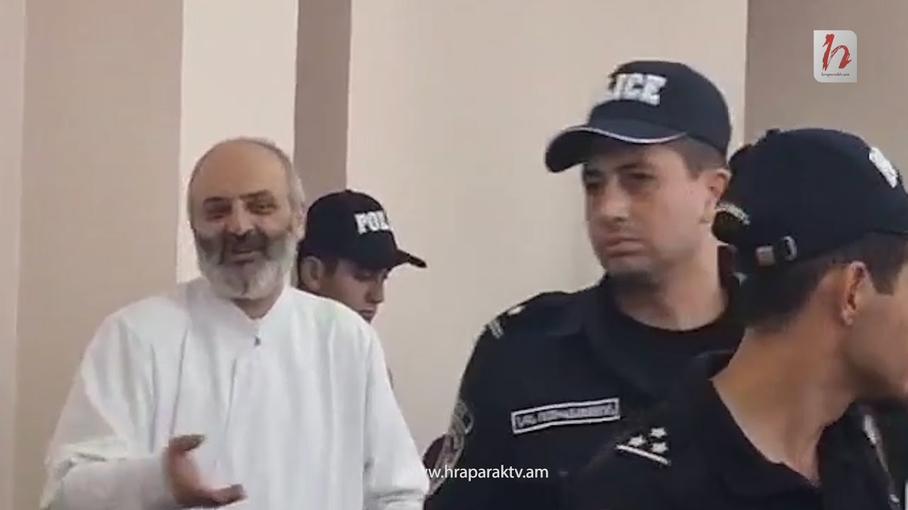 Բագրատ Սրբազանը աղոթք կարդաց դատարանում