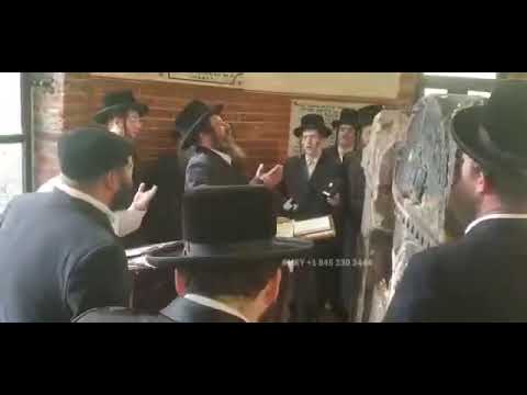 The Pittsburgher Rebbe visits Kerestir , davening to the tune composed by his father