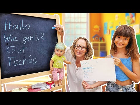 Spielzeug Video für Kinder mit Baby Born Puppe, Nicole und Zara - Nicole bringt Zara Deutsch bei