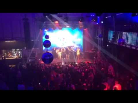 Sandhja and Akkabellas singing accapella