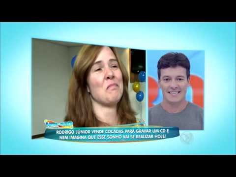 Rodrigo Júnior vende cocada para realizar sonho de ser cantor