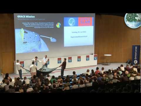 Science Slam: Simon Barke - Schwarze Löcher gegen den Klimawandel