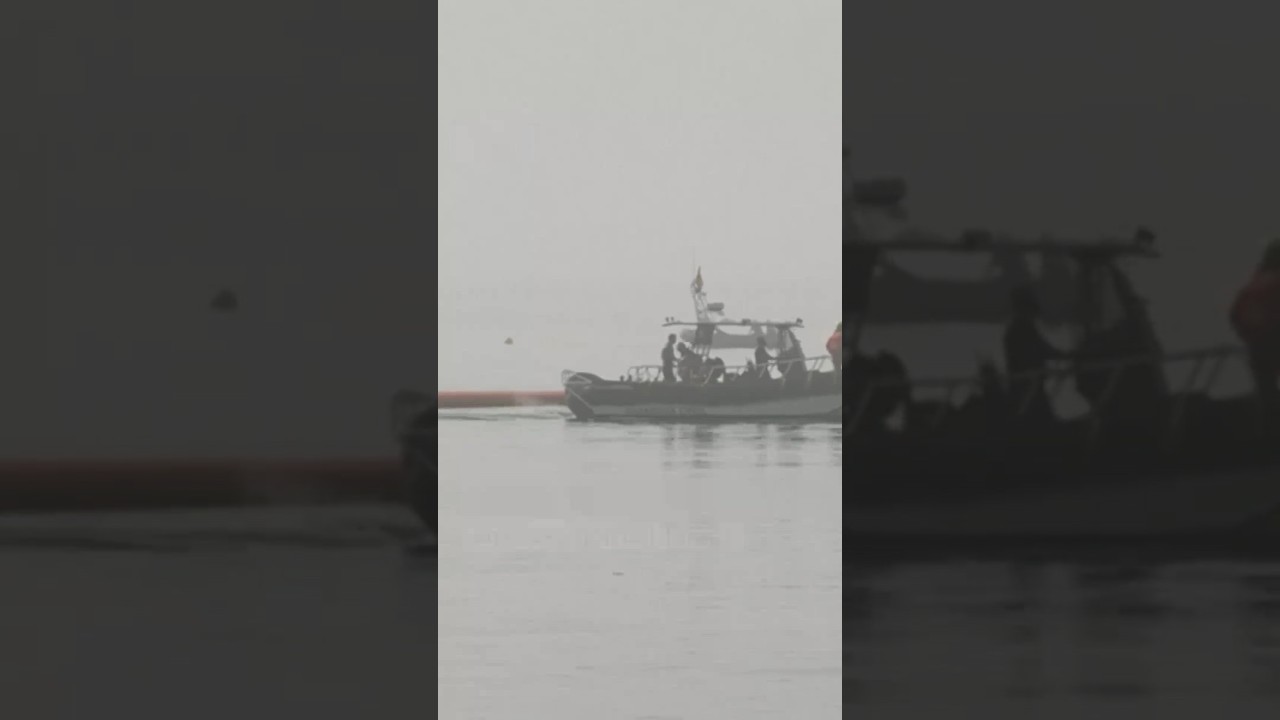 Instaladas las barreras de contención en el mar entre Ceuta y Marruecos #shorts