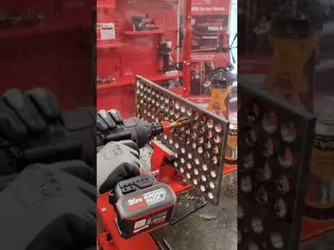 Se 3 gevind blive lavet hurtigt og nemt med SiteH3ro Gevindtap fra Rotabroach med en slagnøgle.