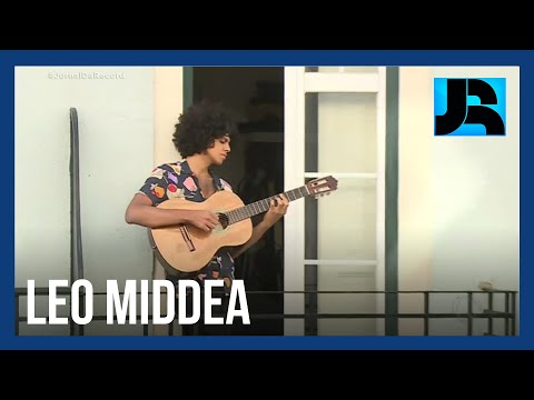 Músico brasileiro ganha fama em Portugal com shows em varanda durante a quarentena