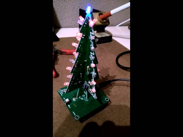 Vídeo relacionado con Upluxmira Kit de árbol de Navidad electrónico DIY con LED intermitentes, reproducción de música y práctica de montaje de tablero (D)