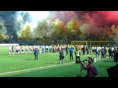 "Peñarol a la cancha en el "Campeón del Siglo" con una impresionante bienvenida" Barra: Barra Amsterdam &bull; Club: Peñarol