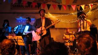 El Violinista del Amor y los pibes que miraban "Paloma de la paz" (Chicho Sánchez Ferlosio)