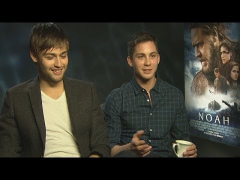 ダグラス・ブースとローガン・ラーマンは、エマ・ワトソンとのキス、二段ベッド、子犬の保存について話しています。 (Douglas Booth and Logan Lerman talk kissing Emma Watson, bunk beds and saving puppies)
