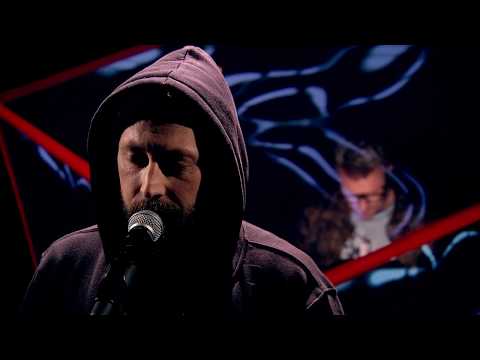 Atari Wu feat Leski wykonuje utwór Spokojnie