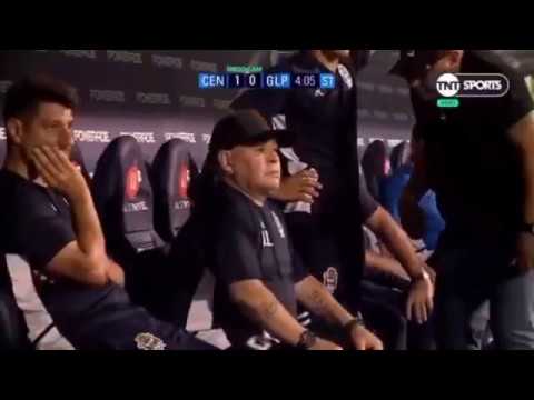 MARADONA DROGANDOSE EN MEDIO DE UN  PARTIDO 😱