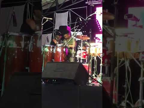 Edy “Chorro” García y May Riascos en un solo de congas junto con Caliche Sabogal en el timbal.
