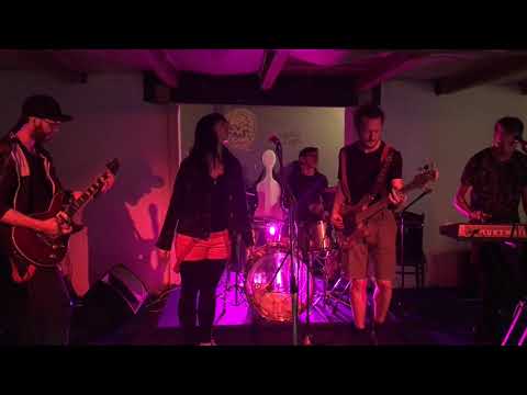 Majvely - Majvely - Pandořina skříňka (živě v Praze 2018)