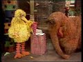 0820 Big Bird Gives Snuffy A Present