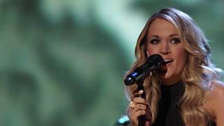 Carrie Underwood performs &quot;Different Drum&quot; in honor of Linda Ronstadt at the 2014 Induction Ceremony