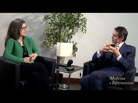 Le palpebre gonfiate e le borse sotto occhi dopo un sogno I pacchi di faccia di ringiovanimento e le zone di un decollete