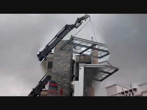 GRÚAS ALFA SUBIENDO ESTRUCTURA A 12 METROS DE ALTURA
