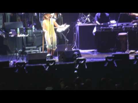 Maxwell & Erykah Badu @ Philips Arena 2010:  Erykah Gets Comfy