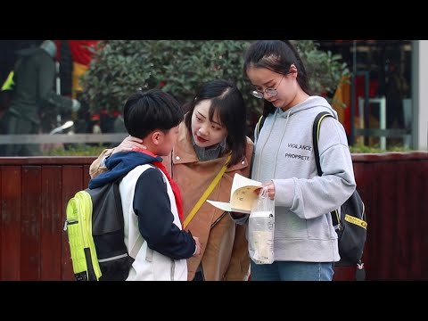 街頭遇到嫌棄父母賣菜的小學生