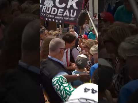 Justin Trudeau swarmed by protesters in Belleville, Ontario #shorts
