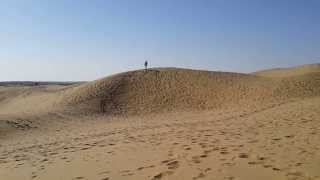 preview picture of video 'Somersaults on Sam Sand Dunes - Rajasthan'