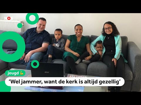Yasmin volgt een kerkdienst vanuit haar huis