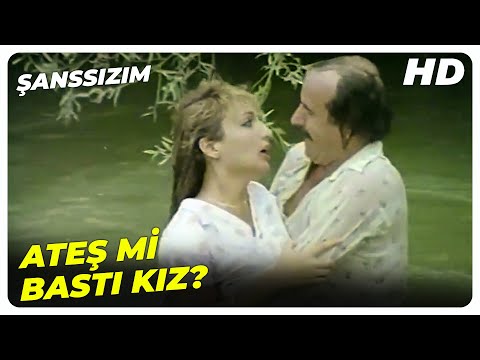 Şanssızım - Köylü, Kerim İle Nazlı Öpüşürken Yakaladı! | Cengiz Kurtoğlu Eski Türk Filmi