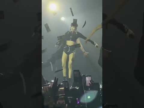 Someone Drop some Money infront of Lisa at Manila concert 🤑#lisa #bornpink #blackpink #lisamoney